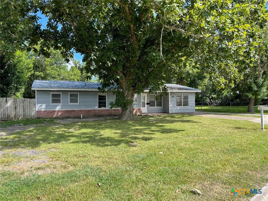 220 Davis Avenue Property Photo 4