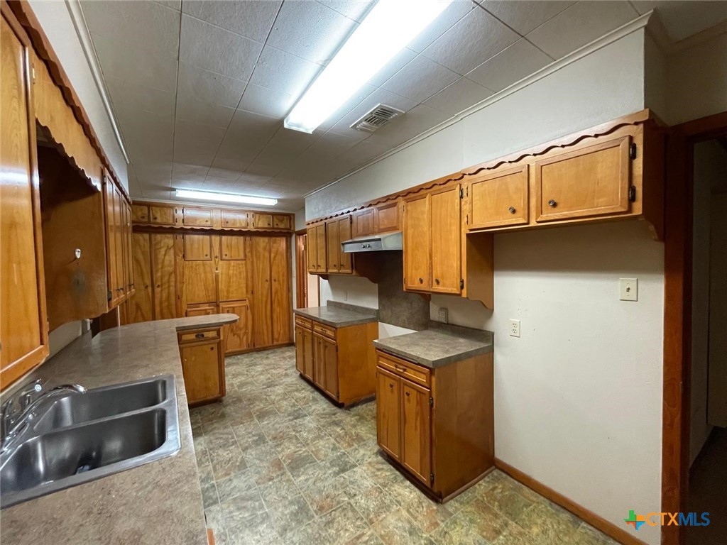 220 Davis Avenue Property Photo 7