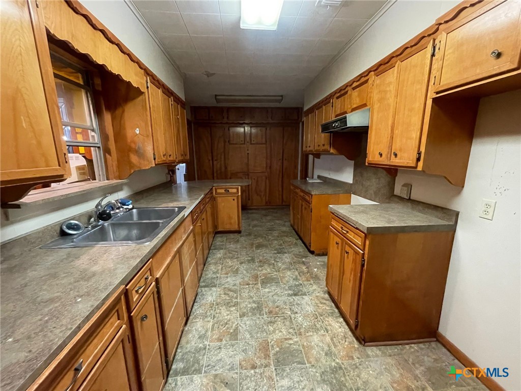 220 Davis Avenue Property Photo 8