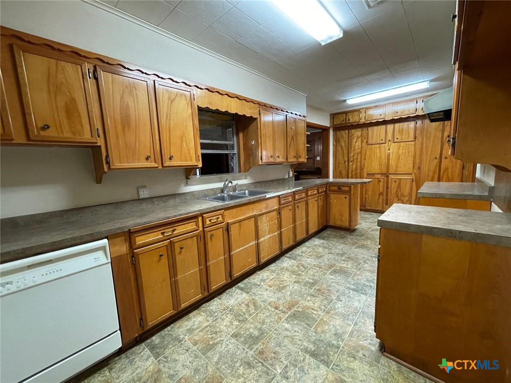 220 Davis Avenue Property Photo 8