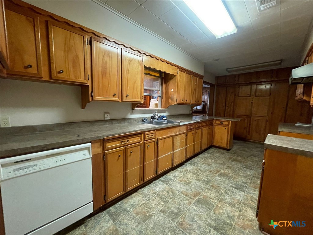 220 Davis Avenue Property Photo 9