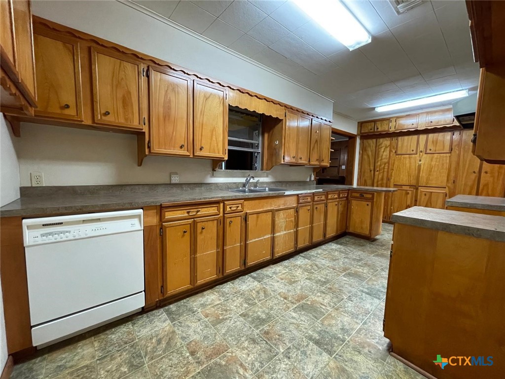 220 Davis Avenue Property Photo 9