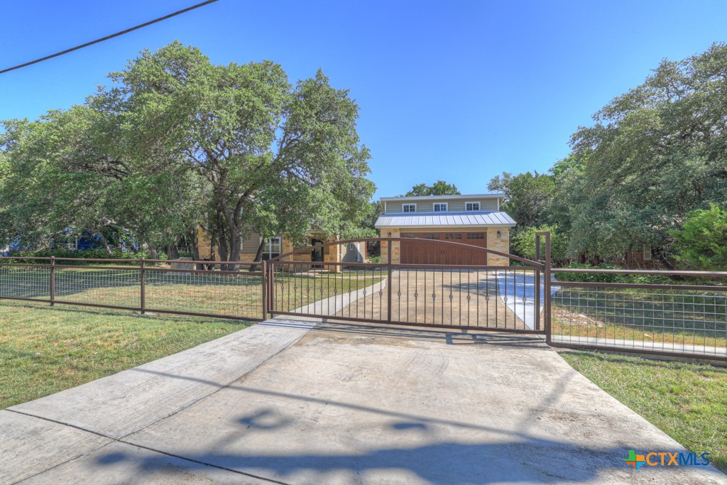 3055 Lakeview Drive Property Photo 2