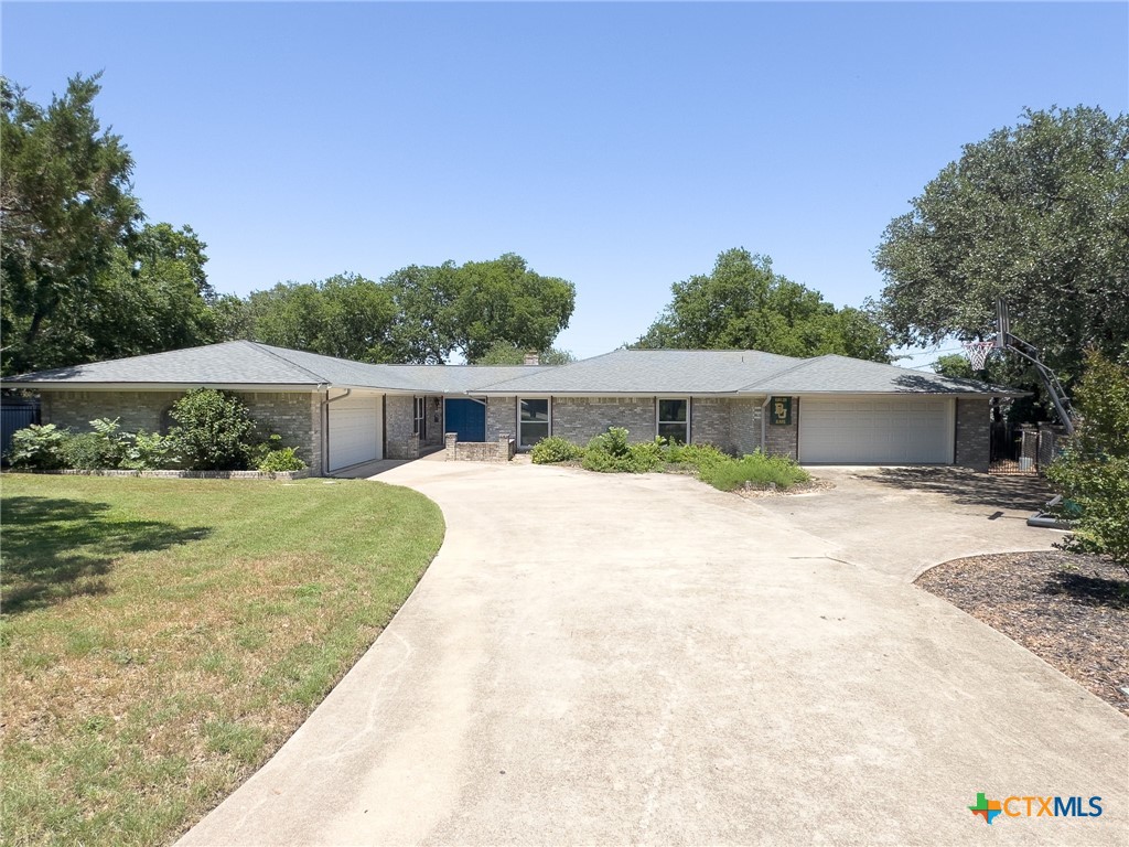 105 Oakmont Circle Property Photo 1