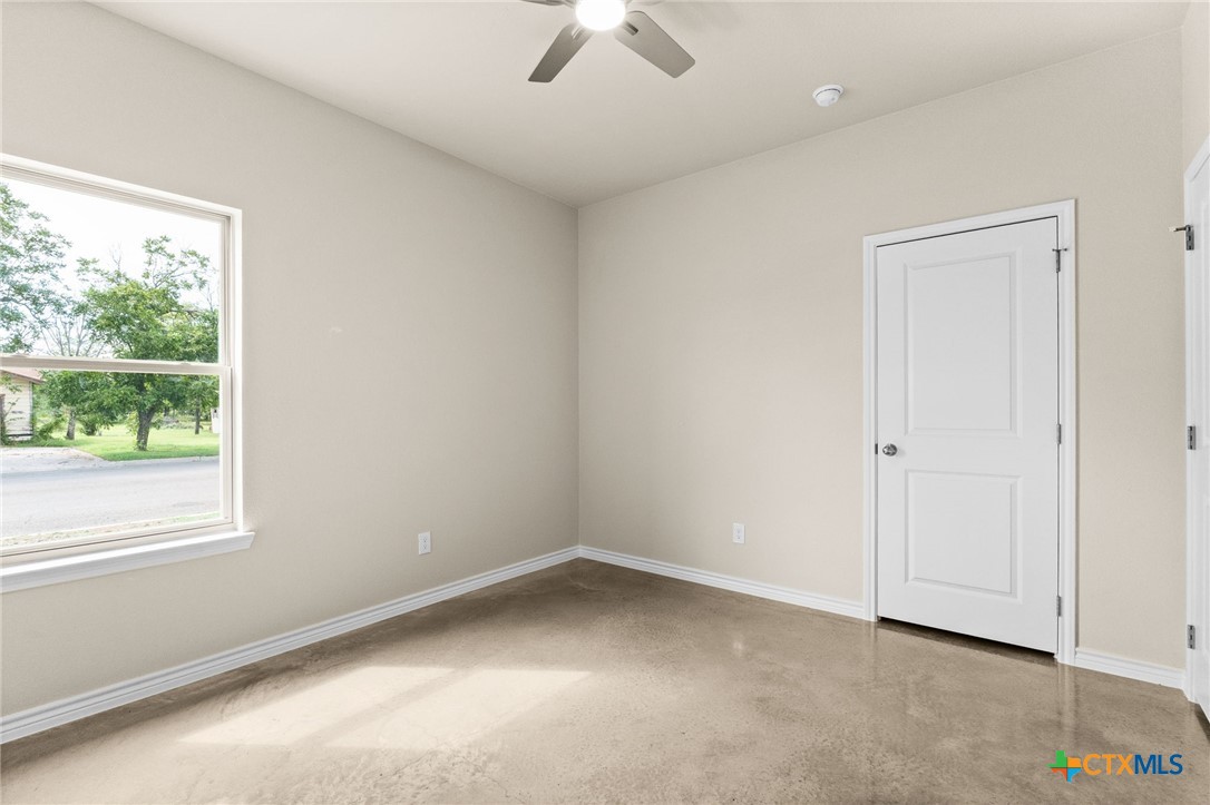 414 W Avenue C Property Photo 13