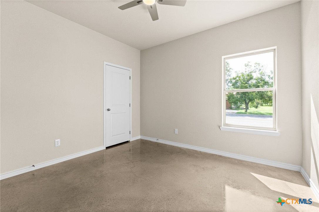 414 W Avenue C Property Photo 16