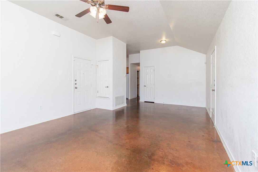 3104 Baldwin Loop B Property Photo 4