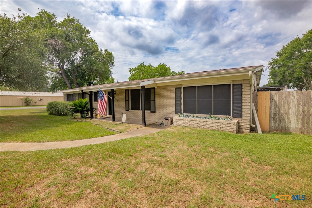 501 Hathaway Street Property Photo 2