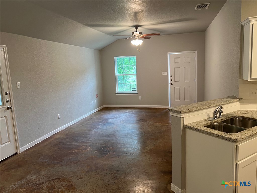 117 E Valley Road B Property Photo 4