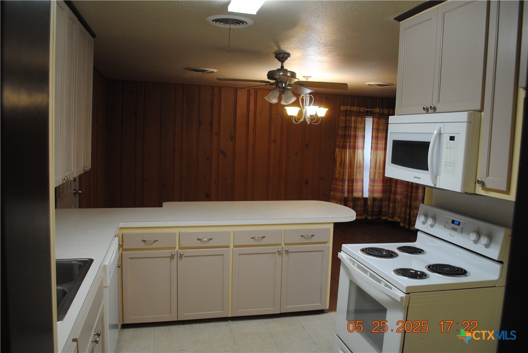 106 E Young Avenue Property Photo 4