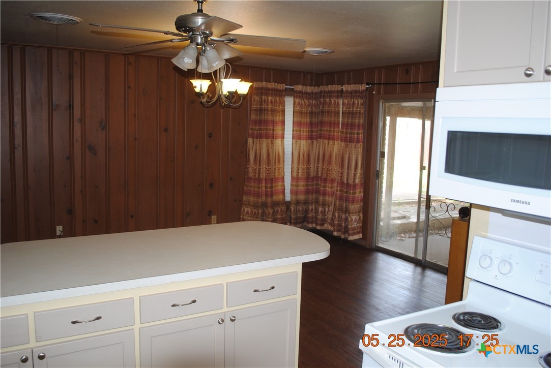 106 E Young Avenue Property Photo 7