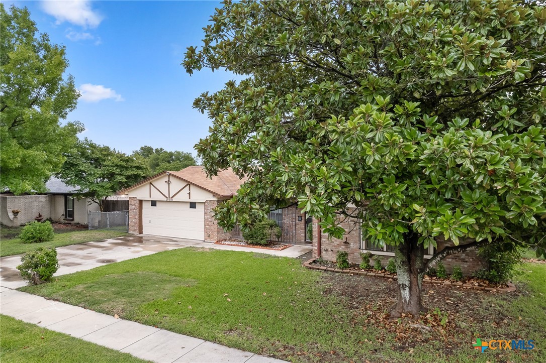 1900 Bundrant Drive Property Photo 3