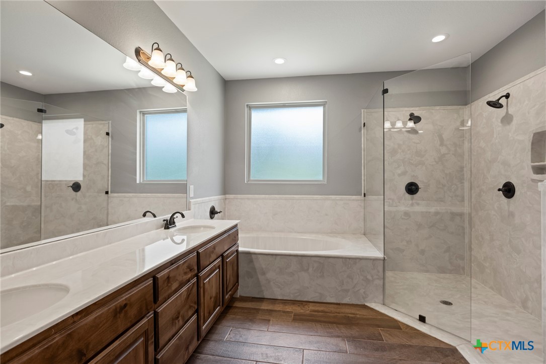 5562 Denmans Loop Property Photo 13