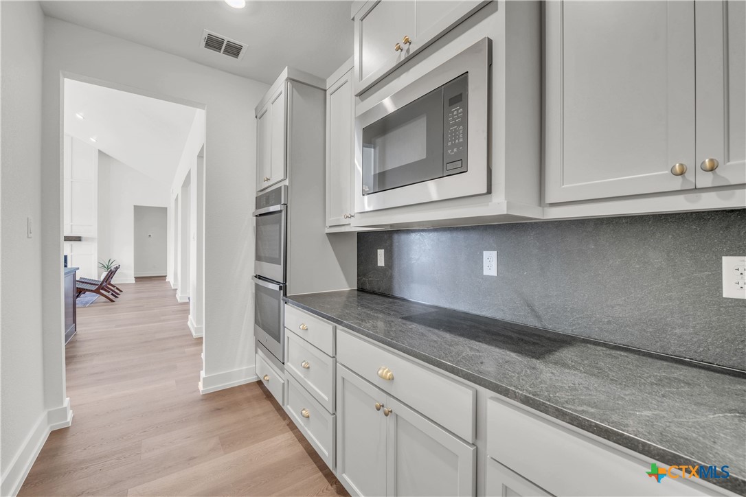 6725 Shin Oaks Drive Property Photo 8