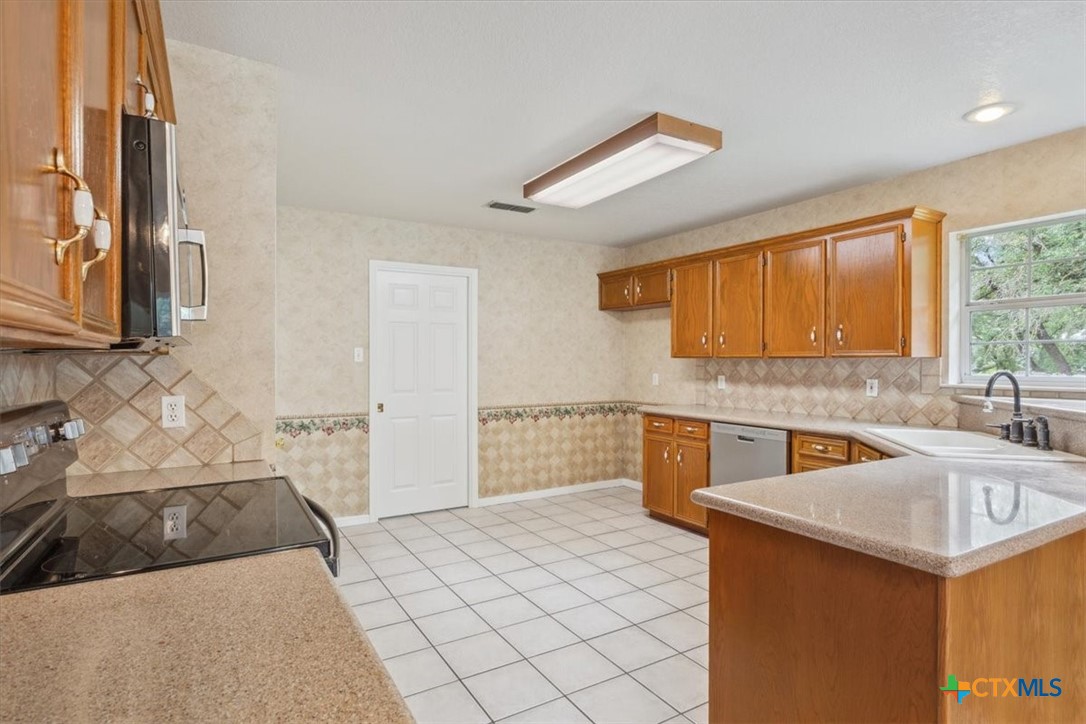 1002 Crescent Drive Property Photo 7