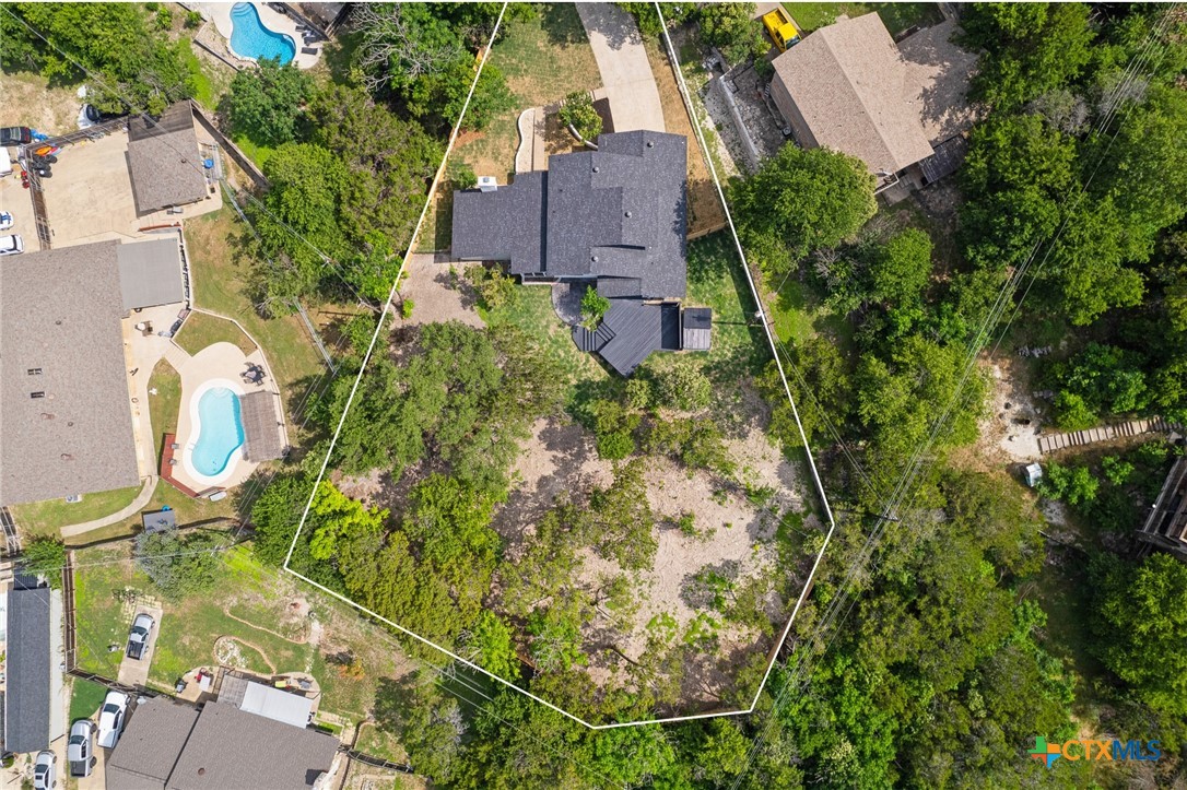 910 Cliffside Drive Property Photo 2