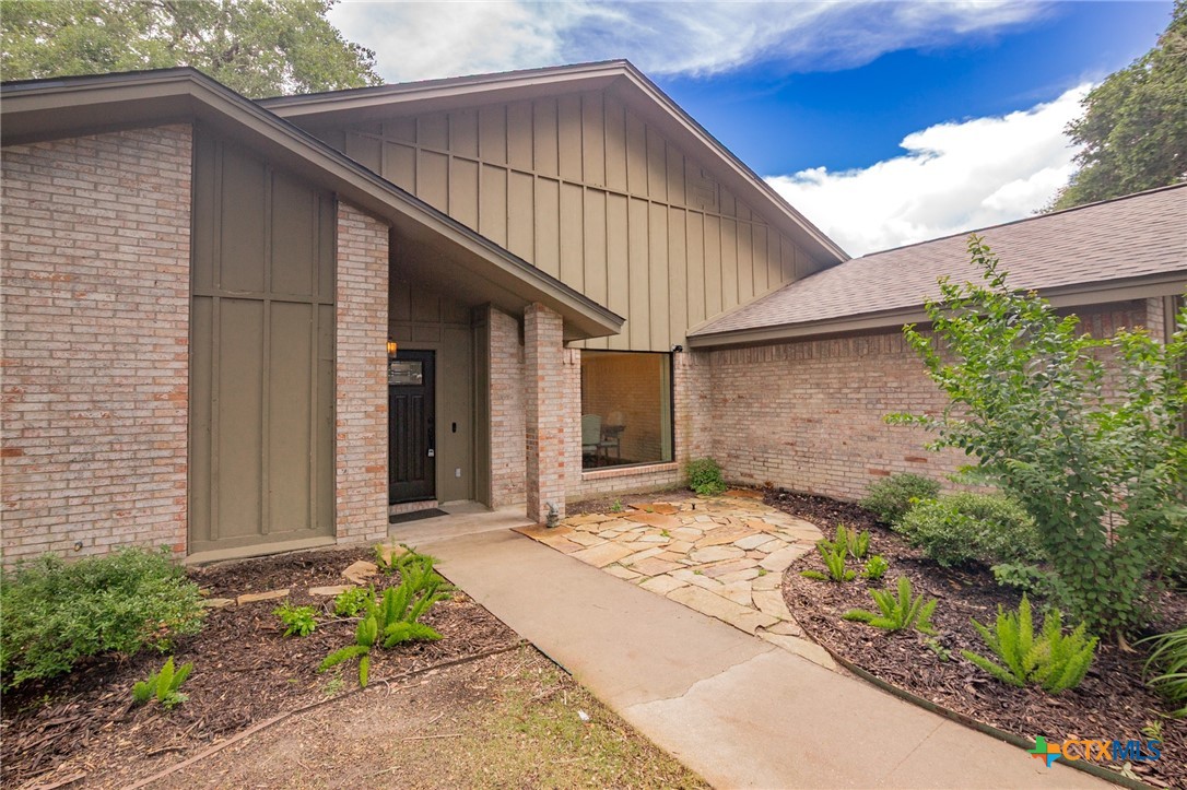 105 Creekside Drive Property Photo 3