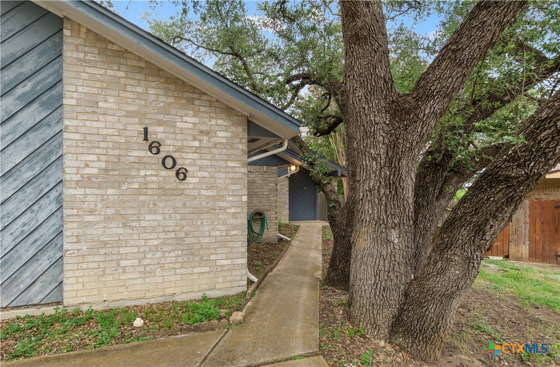 1606 Cedar Oaks Lane Property Photo 2