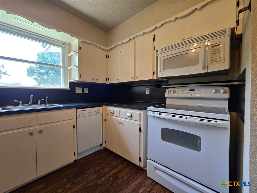 209 Easy Street Property Photo 4