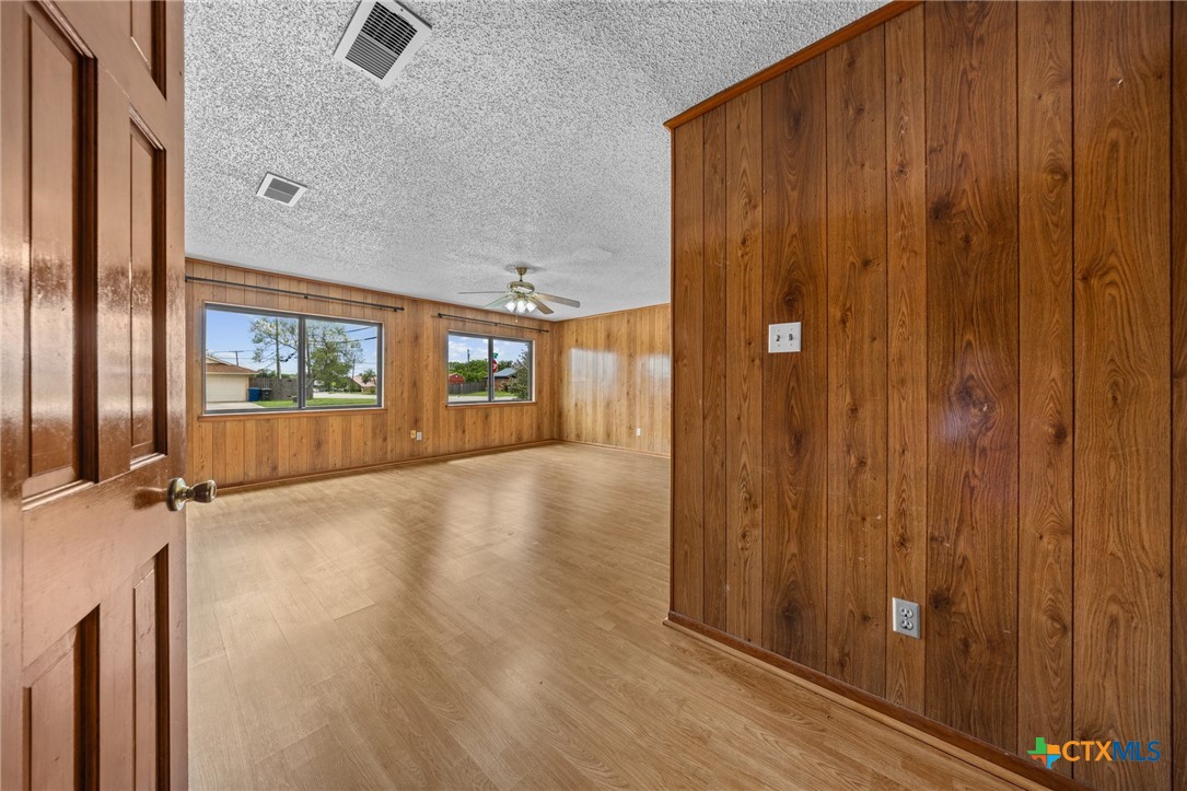 101 E Hogan Drive Property Photo 8