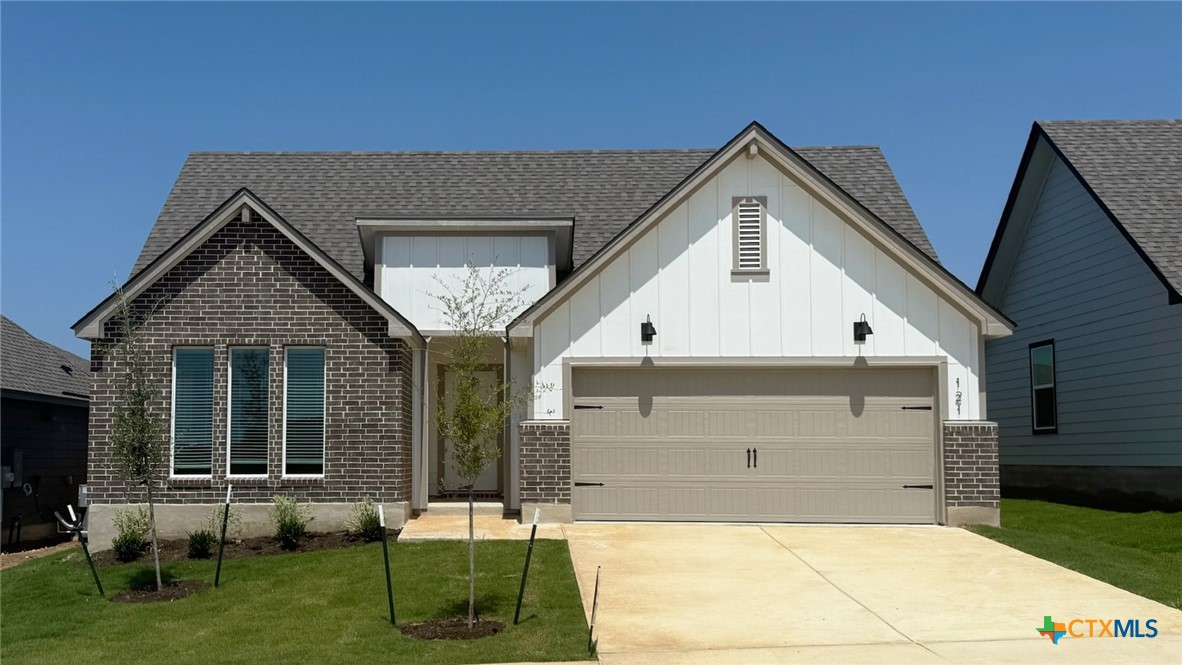 121 Ellenora Drive Property Photo 1