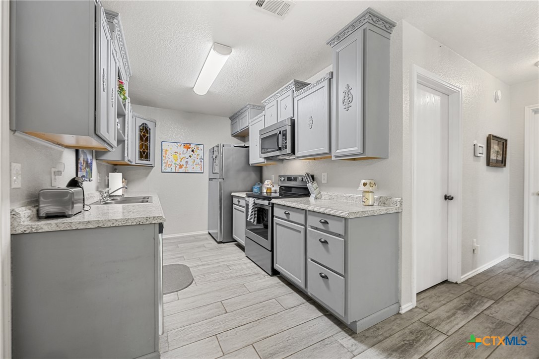 504 Surghnor Street Property Photo 10