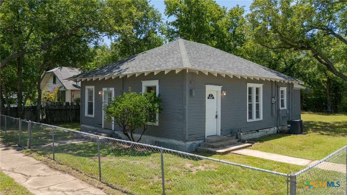 102 S Western Avenue Property Photo 1