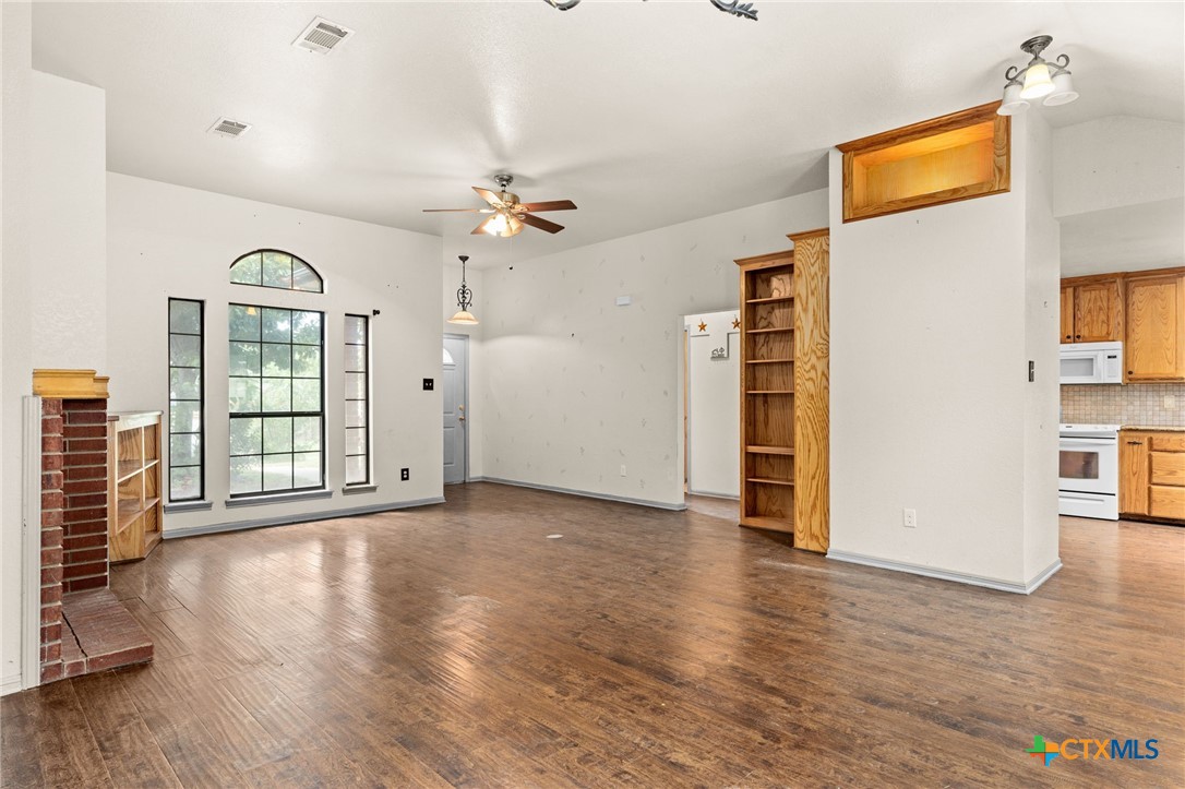 309 W Blancas Drive Property Photo 4