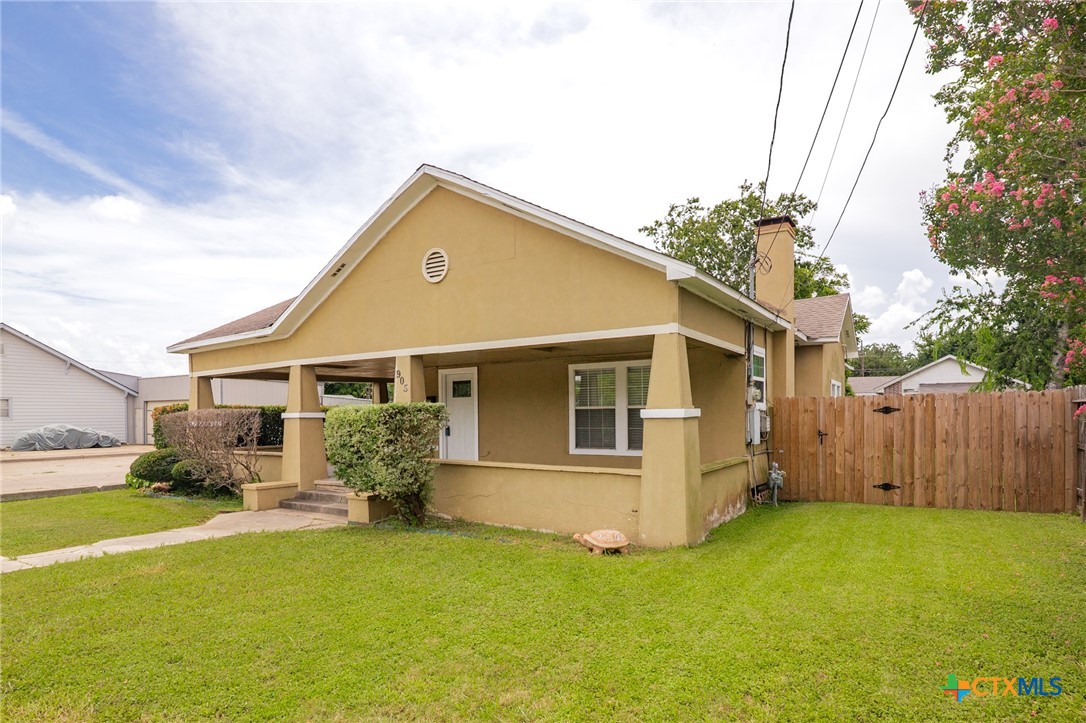 905 N Navarro Street Property Photo 3