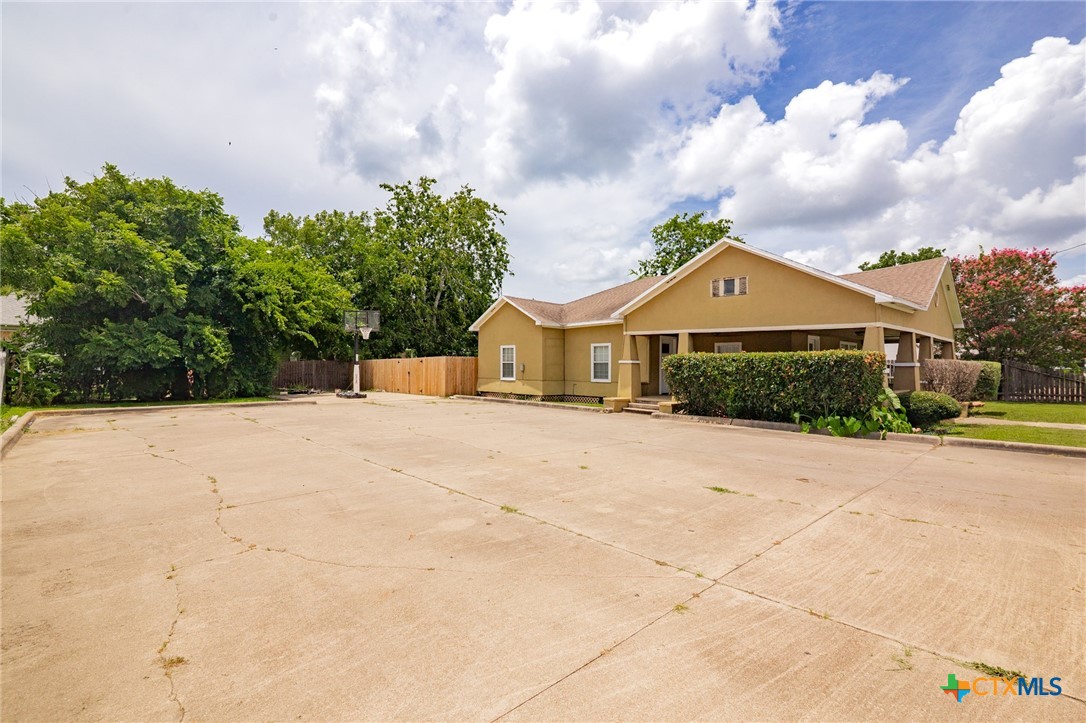 905 N Navarro Street Property Photo 4