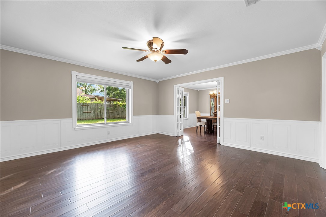 221 W Tanglewood Drive Property Photo 3