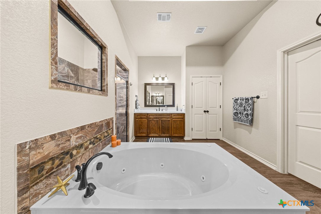 1124 Dark Wood Drive Property Photo 28