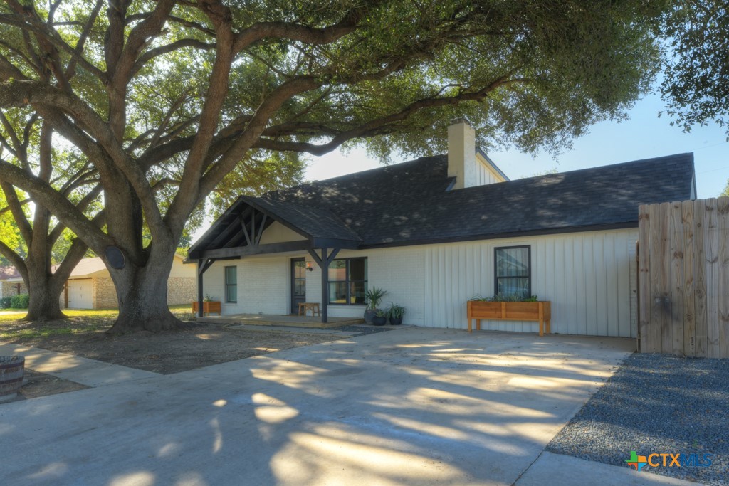 770 Carl Property Photo 1