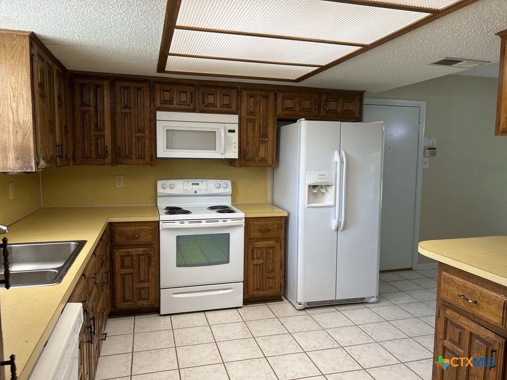 700 Cedar Oaks Lane Property Photo 3