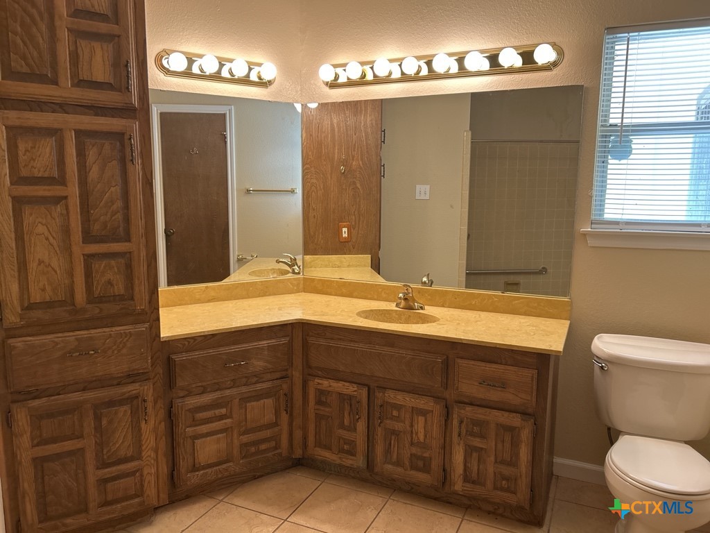 700 Cedar Oaks Lane Property Photo 5