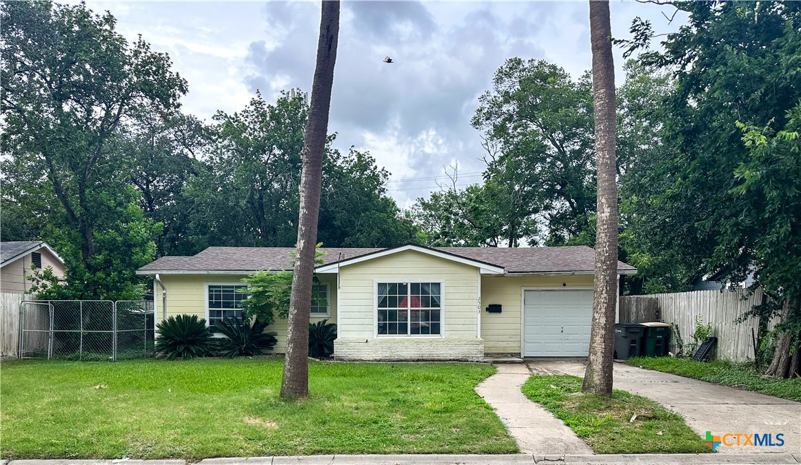 2503 E Mistletoe Avenue Property Photo 1