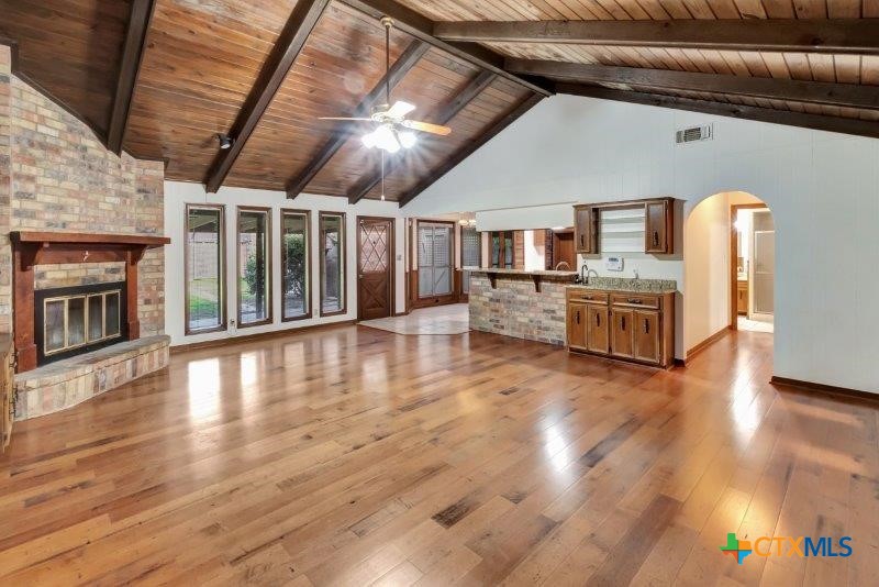 102 Lamorak Street Property Photo 4
