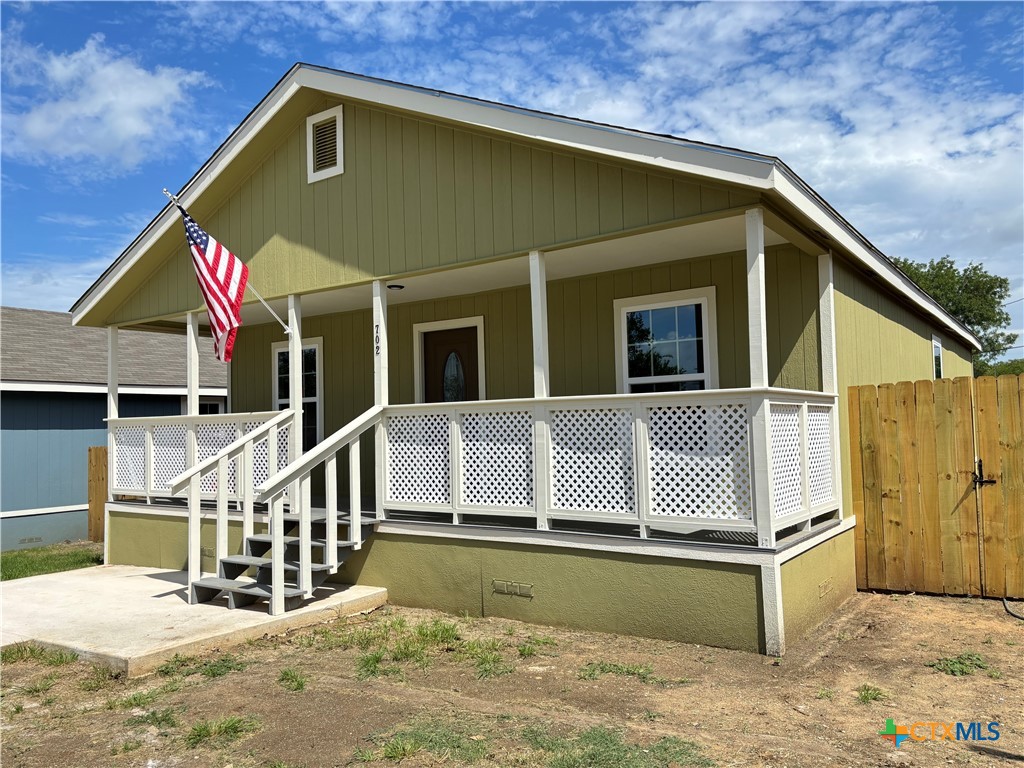 702 E 5th Street Property Photo 1