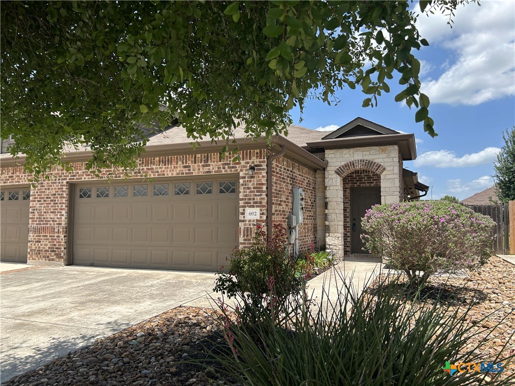 692 Creekside Circle Property Photo 1