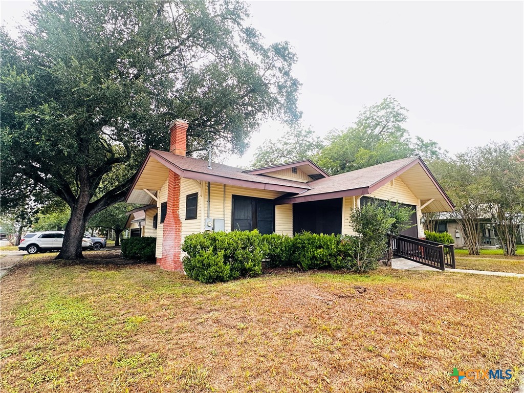 421 N Avenue G Property Photo 1