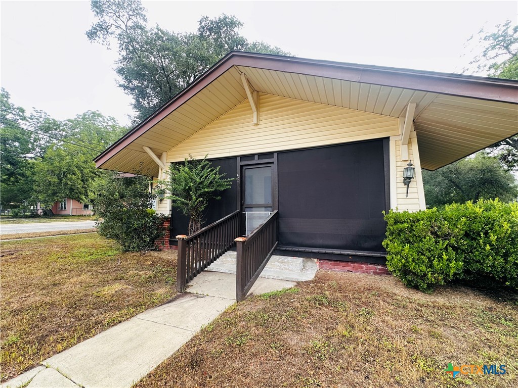 421 N Avenue G Property Photo 2