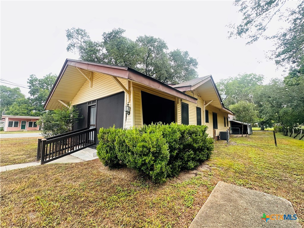 421 N Avenue G Property Photo 3