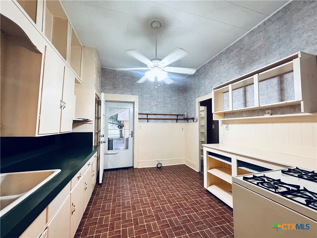 421 N Avenue G Property Photo 5