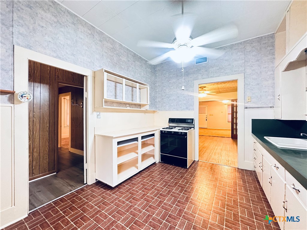 421 N Avenue G Property Photo 6