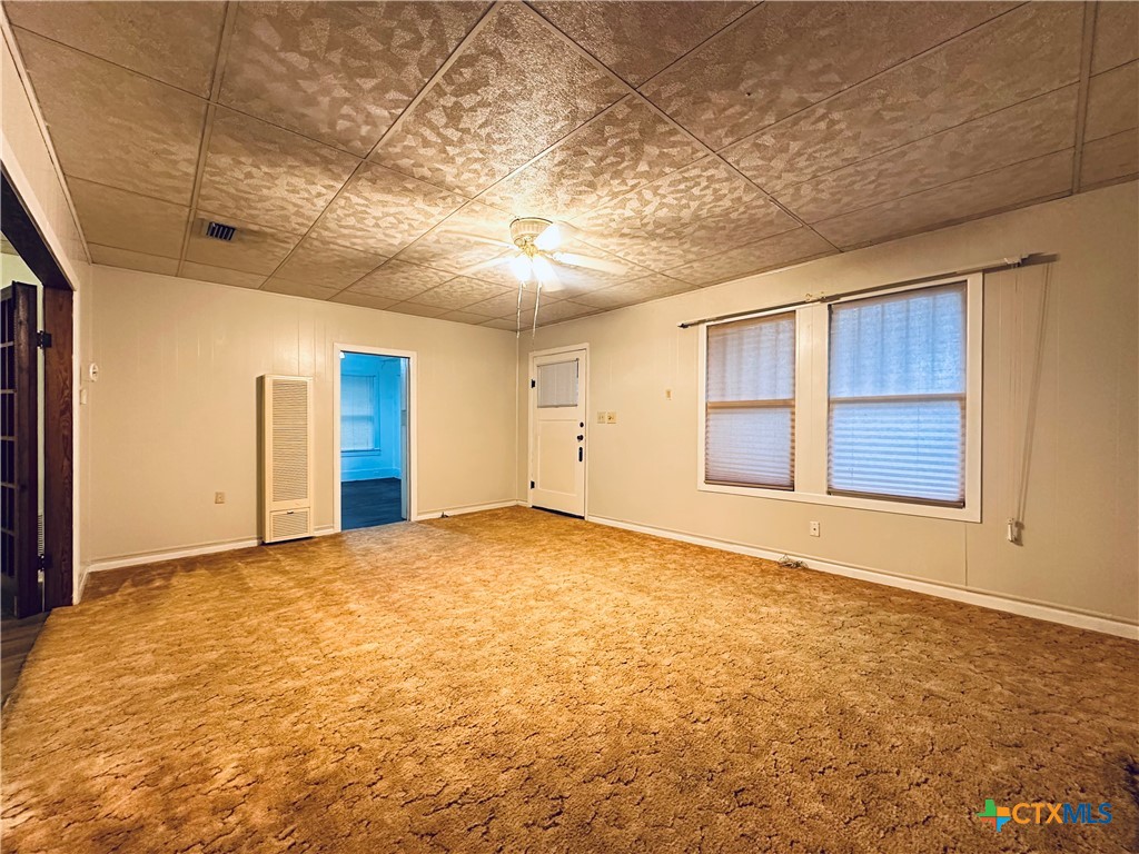 421 N Avenue G Property Photo 9
