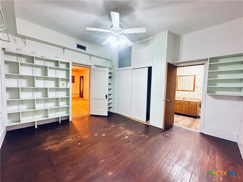 421 N Avenue G Property Photo 11