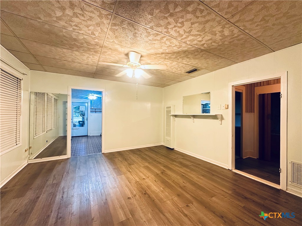 421 N Avenue G Property Photo 23
