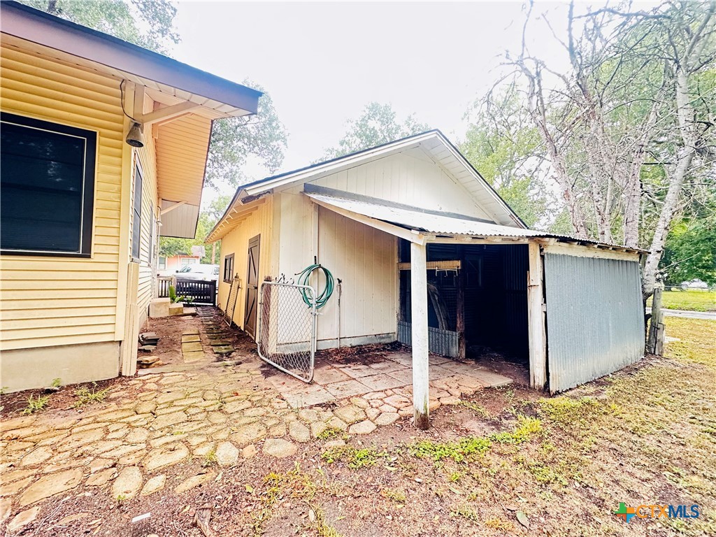 421 N Avenue G Property Photo 30