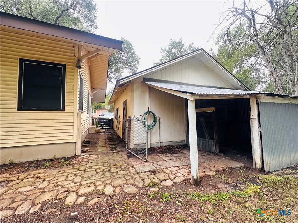 421 N Avenue G Property Photo 32