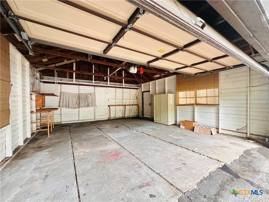 421 N Avenue G Property Photo 36